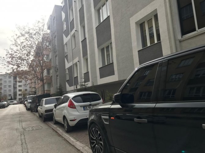 Bu Mahallede Kaldırımlar Araçlara Ait