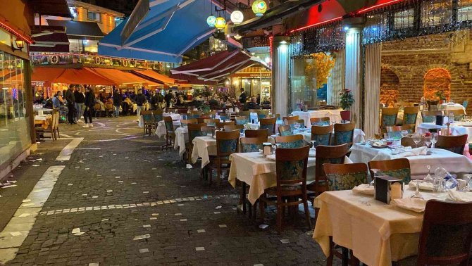 Fatih’te İki İş Yeri Çalışanları Arasında Silahlı Kavga: 1 Yaralı