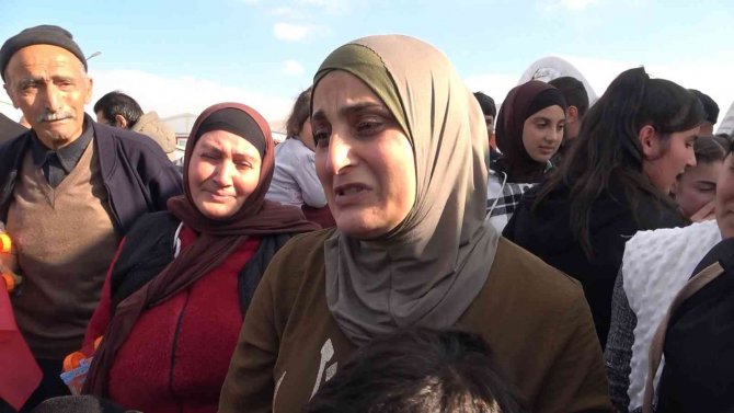 Rusya Sınırından Tahliye Edilen Ve 4 Çocuğuna Kavuşan Ahıska Türkü Anne: “Erdoğan Babamdan Allah Razı Olsun”