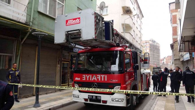 Cama Çıkıp Kafasına Silah Dayayan Şahıs 9 Saatin Sonunda İkna Edilerek İndirildi