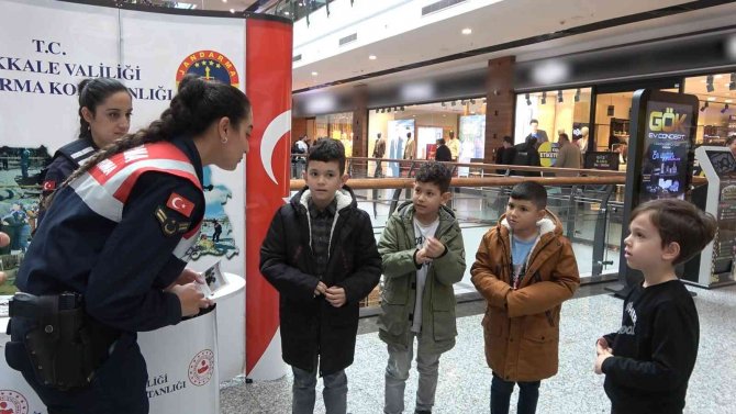 Jandarma ’Haydi̇’ Uygulamasını Tanıtıp, Çocuklara Boyama Kitabı Hediye Etti