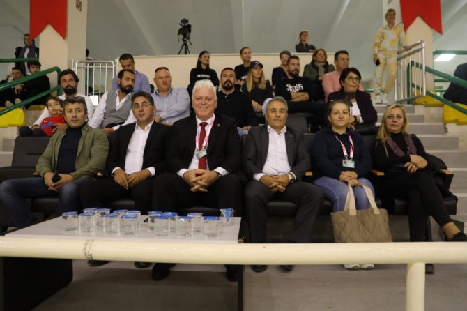 Kadın Basketbolcular İlk Maçında Fark Attı