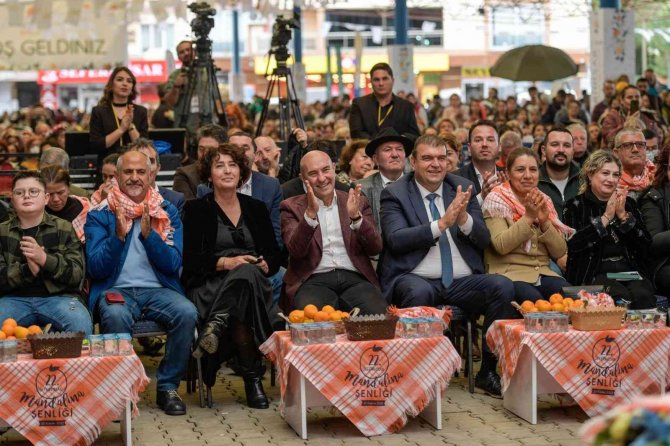 Seferihisar’da Mandalina Şenliği Renkli Anlara Sahne Oldu