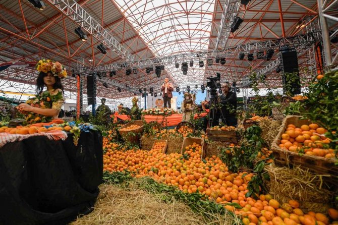 Seferihisar’da Mandalina Şenliği Renkli Anlara Sahne Oldu