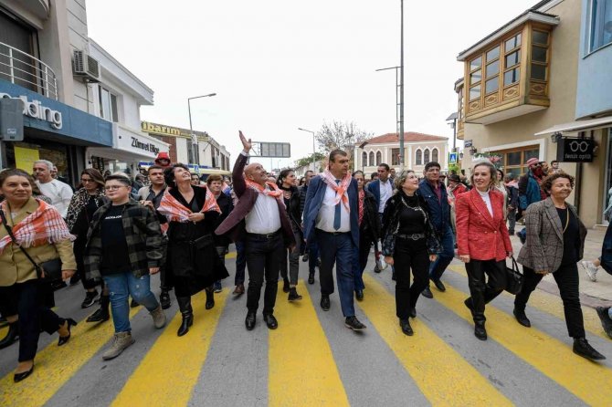 Seferihisar’da Mandalina Şenliği Renkli Anlara Sahne Oldu