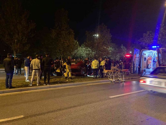 İ̇zmir’de Kontrolden Çıkan Otomobil Takla Attı: 1 Ölü, 1 Yaralı