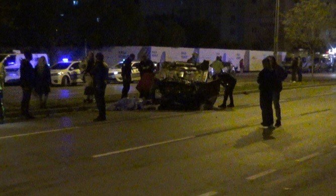 İ̇zmir’de Kontrolden Çıkan Otomobil Takla Attı: 1 Ölü, 1 Yaralı