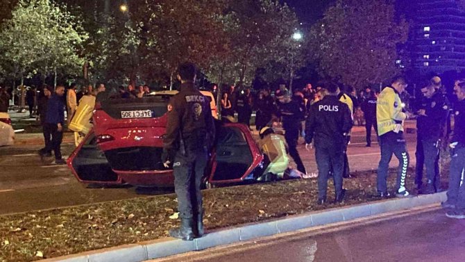 İ̇zmir’de Kontrolden Çıkan Otomobil Takla Attı: 1 Ölü, 1 Yaralı