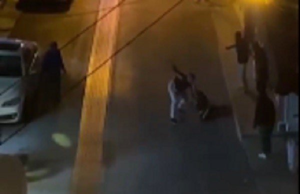 İ̇zmir’de 2 Kişinin Yaralandığı Sokak Ortasındaki Bıçaklı Kavga Kamerada
