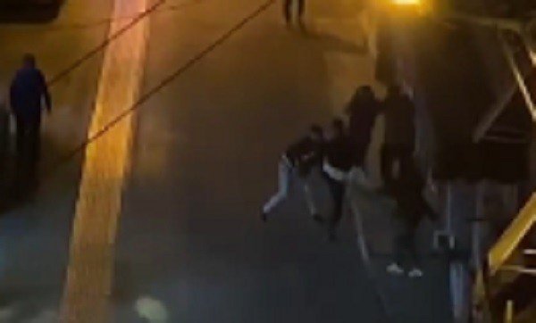 İ̇zmir’de 2 Kişinin Yaralandığı Sokak Ortasındaki Bıçaklı Kavga Kamerada