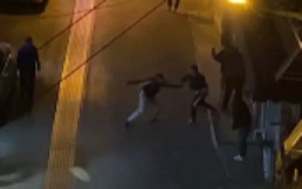 İ̇zmir’de 2 Kişinin Yaralandığı Sokak Ortasındaki Bıçaklı Kavga Kamerada