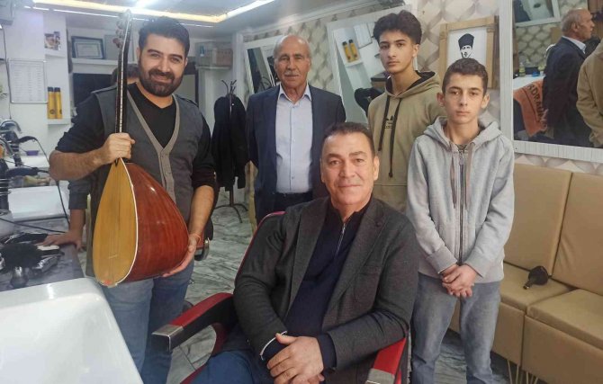 Berberde Sazlı Tıraş Keyfi