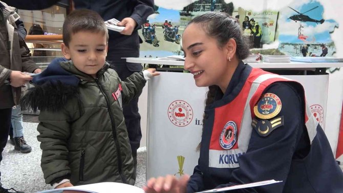 Jandarma ’Haydi̇’ Uygulamasını Tanıtıp, Çocuklara Boyama Kitabı Hediye Etti