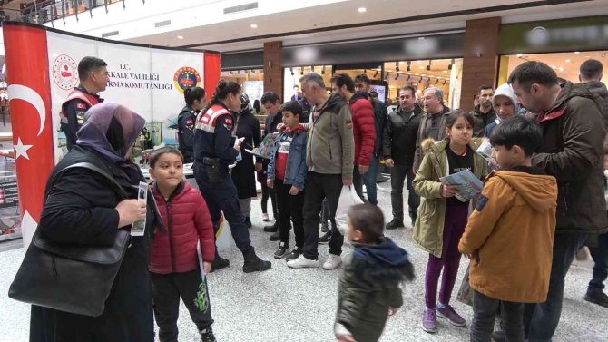 Jandarma ’Haydi̇’ Uygulamasını Tanıtıp, Çocuklara Boyama Kitabı Hediye Etti