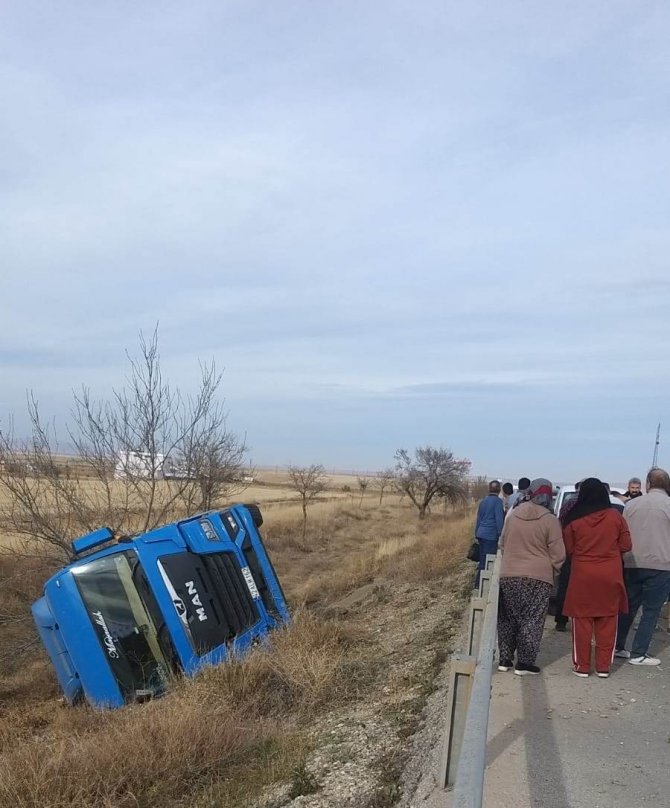 Konya’da Tır Devrildi, Sürücü Yaralandı