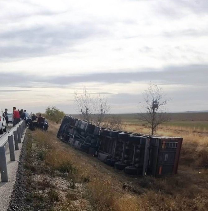 Konya’da Tır Devrildi, Sürücü Yaralandı