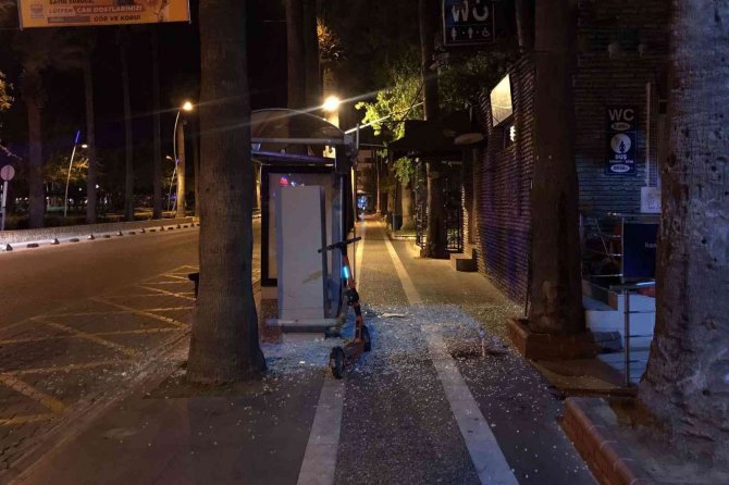 Elektrikli Scooter İle Otobüs Durağına Çarptı: 1 Yaralı