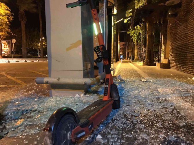 Elektrikli Scooter İle Otobüs Durağına Çarptı: 1 Yaralı