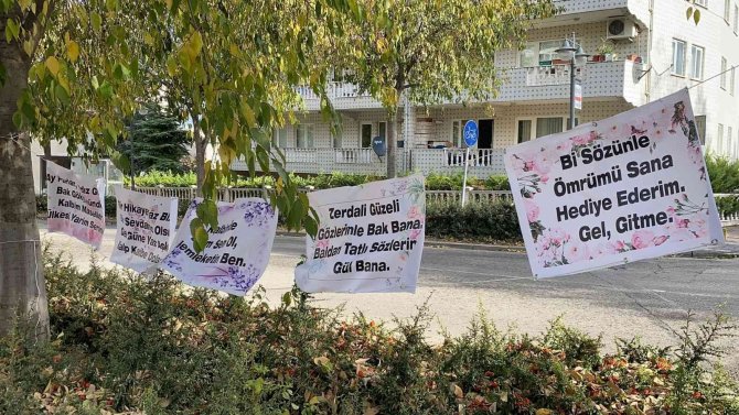 Bursa’da Eşine Kendisini Affettirmek İçin Çalıştığı Marketin Karşısına Pankart Astı