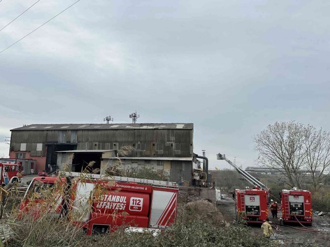 Pendik’te Çinko Ve Kaplama Fabrikası Alevlere Teslim Oldu