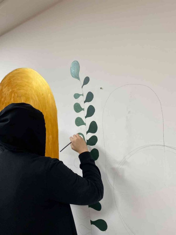 Eğitim Odasının Duvarlarını Gençler Boyadı