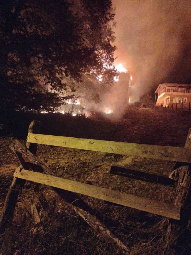 Çatıda Çıkan Yangın İki Katlı Evi Alev Topuna Çevirdi