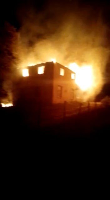 Çatıda Çıkan Yangın İki Katlı Evi Alev Topuna Çevirdi