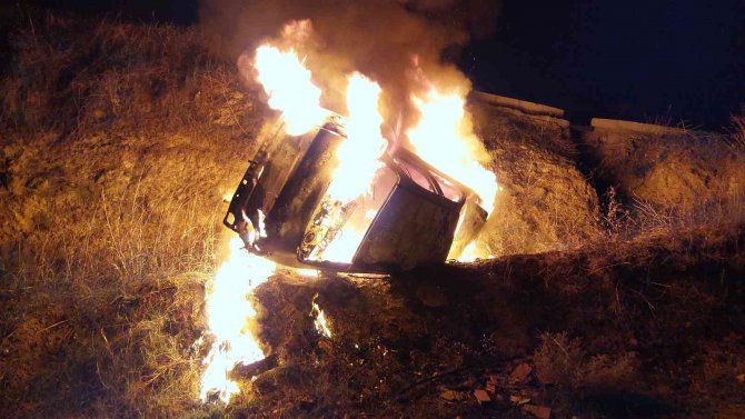 Silahla Bir Kişiyi Yaralayıp Kaçmak İsteyenlerin Aracı Kazada Alev Alev Yandı