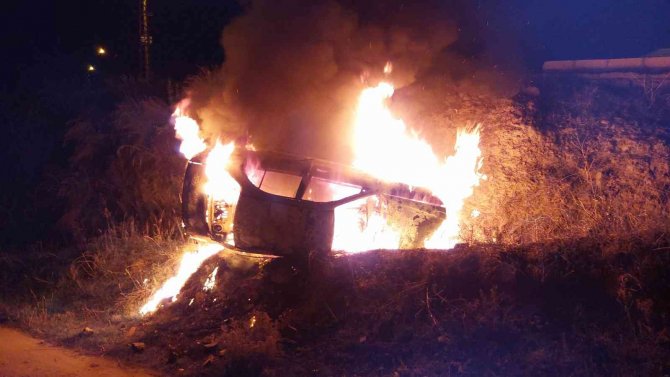 Silahla Bir Kişiyi Yaralayıp Kaçmak İsteyenlerin Aracı Kazada Alev Alev Yandı