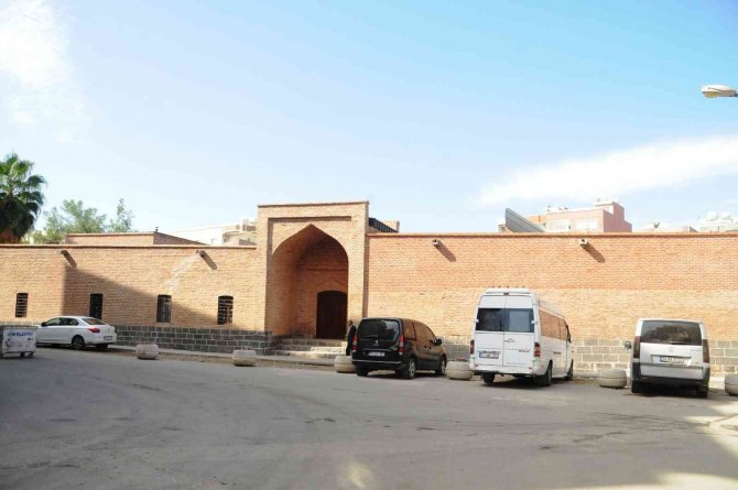 Cizre Kırmızı Medrese’deki Çatı Kaldırıldı, İhtişamı Ortaya Çıktı