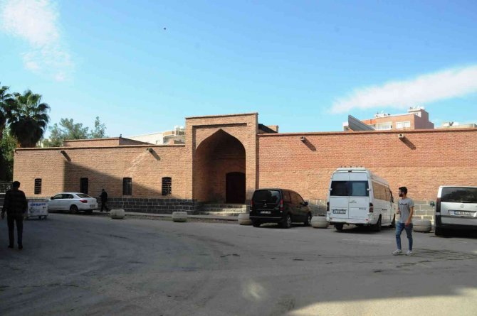 Cizre Kırmızı Medrese’deki Çatı Kaldırıldı, İhtişamı Ortaya Çıktı