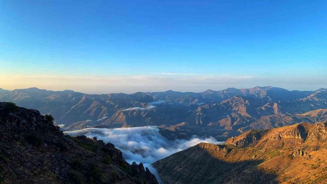 Hanke Semalarını Kaplayan Sis Kartpostallık Görüntüler Oluşturdu