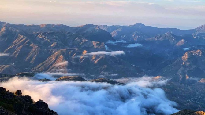 Hanke Semalarını Kaplayan Sis Kartpostallık Görüntüler Oluşturdu