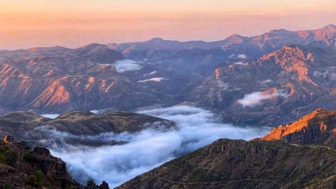 Hanke Semalarını Kaplayan Sis Kartpostallık Görüntüler Oluşturdu