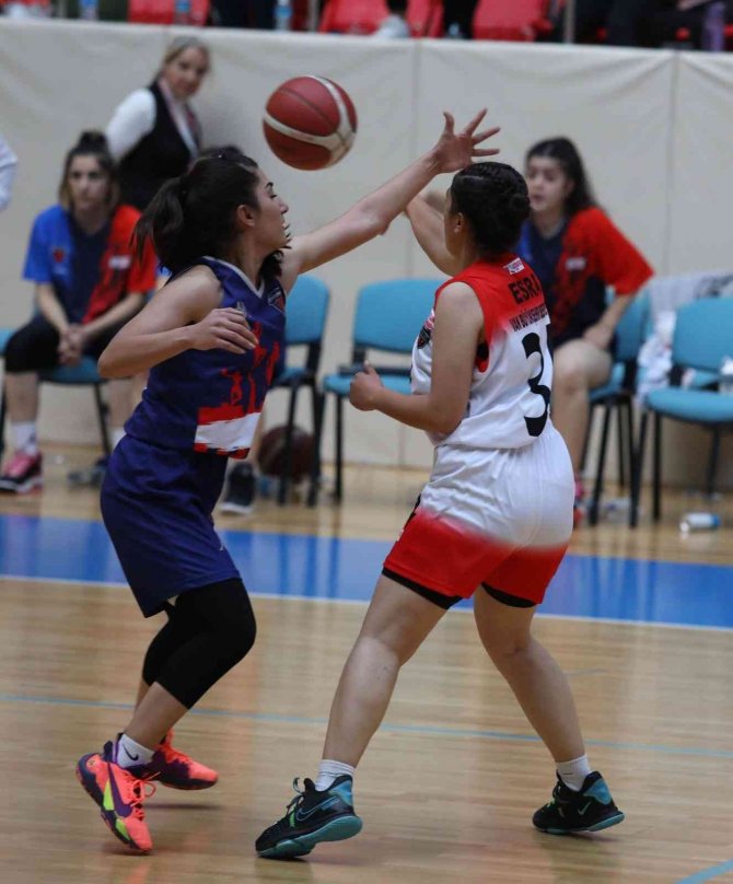 Van Büyükşehir Belediyesi Kadın Basketbol Takımı İlk Maçından Galip Ayrıldı