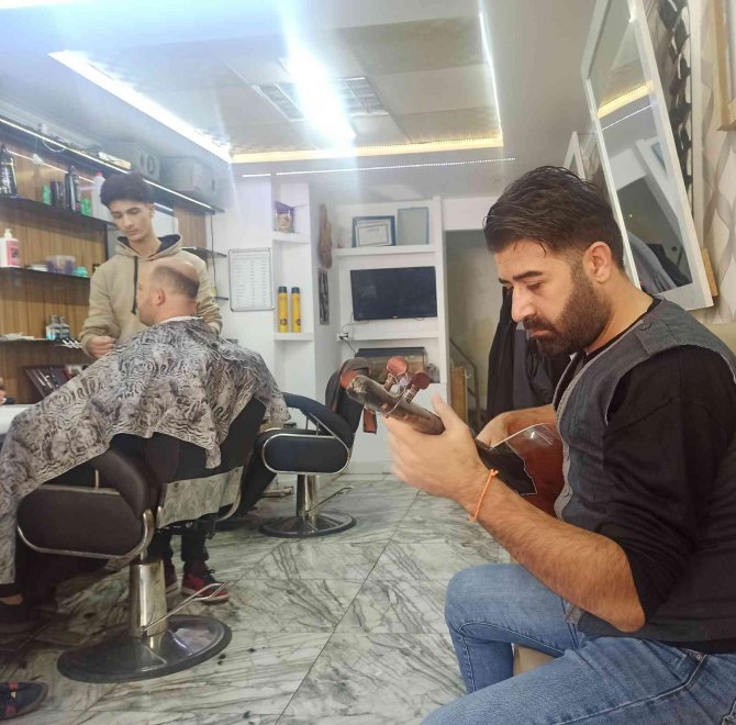 Berberde Sazlı Tıraş Keyfi