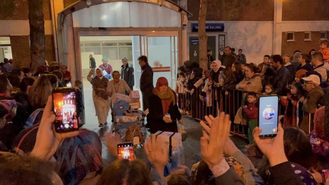 24 Günün Ardından Memleketine Dönen Umreciler Sevinçle Karşılandı