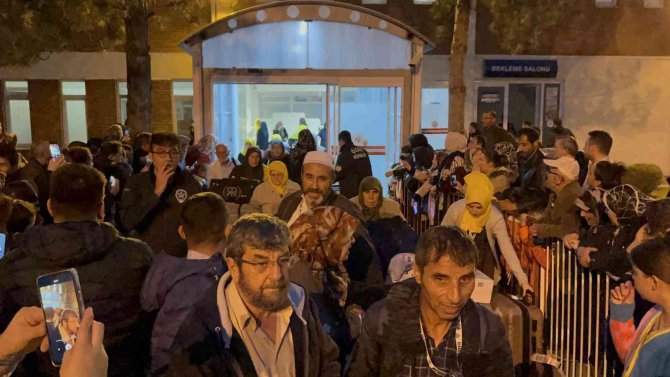 24 Günün Ardından Memleketine Dönen Umreciler Sevinçle Karşılandı