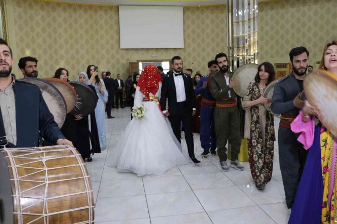Van’da Gelin Ve Damada 5 Milyon Tl’lik Takı Takıldı