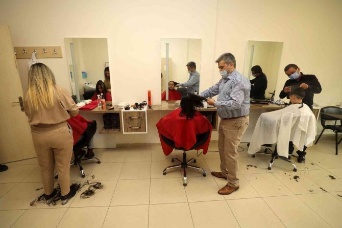 Yenimahalleli Öğrencilere Ücretsiz Saç Kesimi