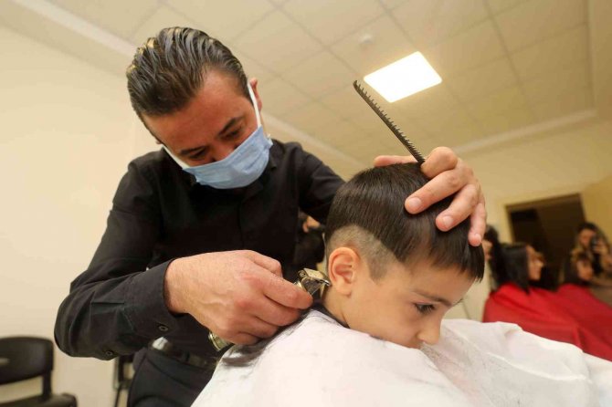 Yenimahalleli Öğrencilere Ücretsiz Saç Kesimi