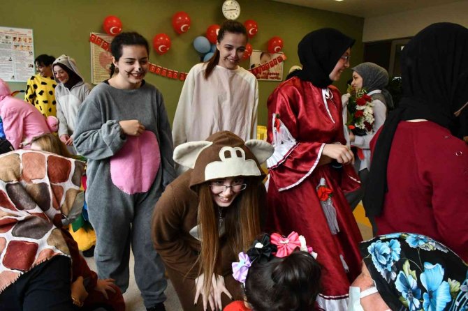 Masal Kahramanı Kılığına Giren Öğrenciler Hasta Çocuklara Moral Verdi