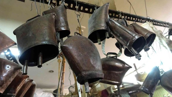 Sürüler İçin Tongurdak Ve Çan Yapıp Ülke Geneline Gönderiyor