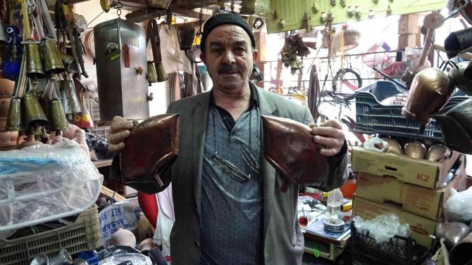 Sürüler İçin Tongurdak Ve Çan Yapıp Ülke Geneline Gönderiyor