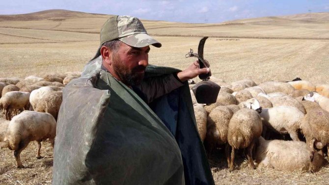 Sürüler İçin Tongurdak Ve Çan Yapıp Ülke Geneline Gönderiyor