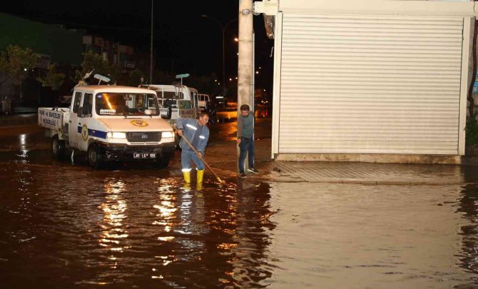 Yüreğir Belediyesi Yağış Sonrası Vatandaşın Yardımına Koştu