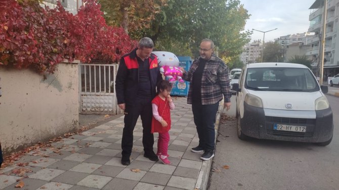 İ̇tfaiye Ekipleri Bu Kez Üzülen Çocuğun Balonu İçin Seferber Oldu