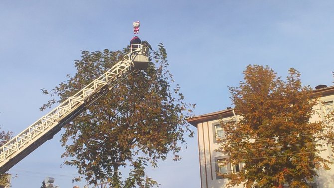 İ̇tfaiye Ekipleri Bu Kez Üzülen Çocuğun Balonu İçin Seferber Oldu