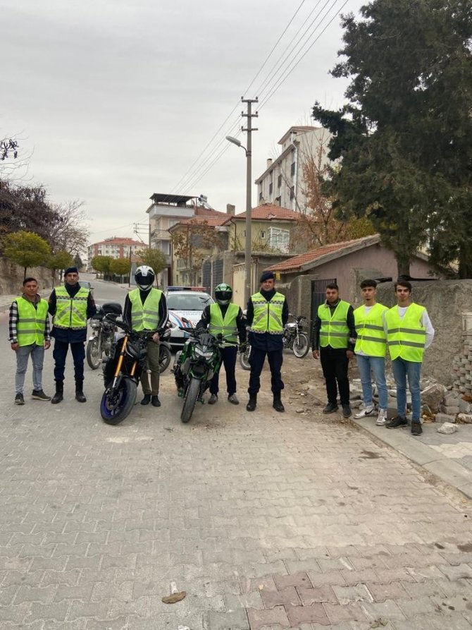 Jandarma Çobanlara Reflektif Yelek Dağıttı