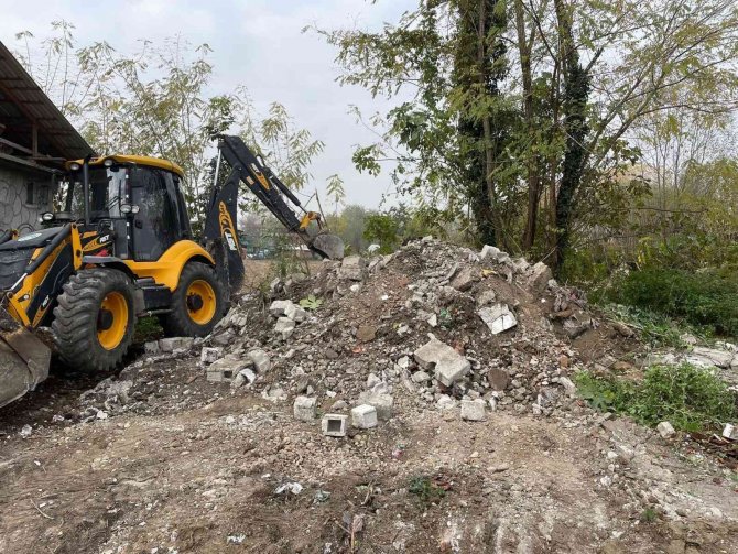 Akyazı’da Metruk Binalar Yıkılıyor